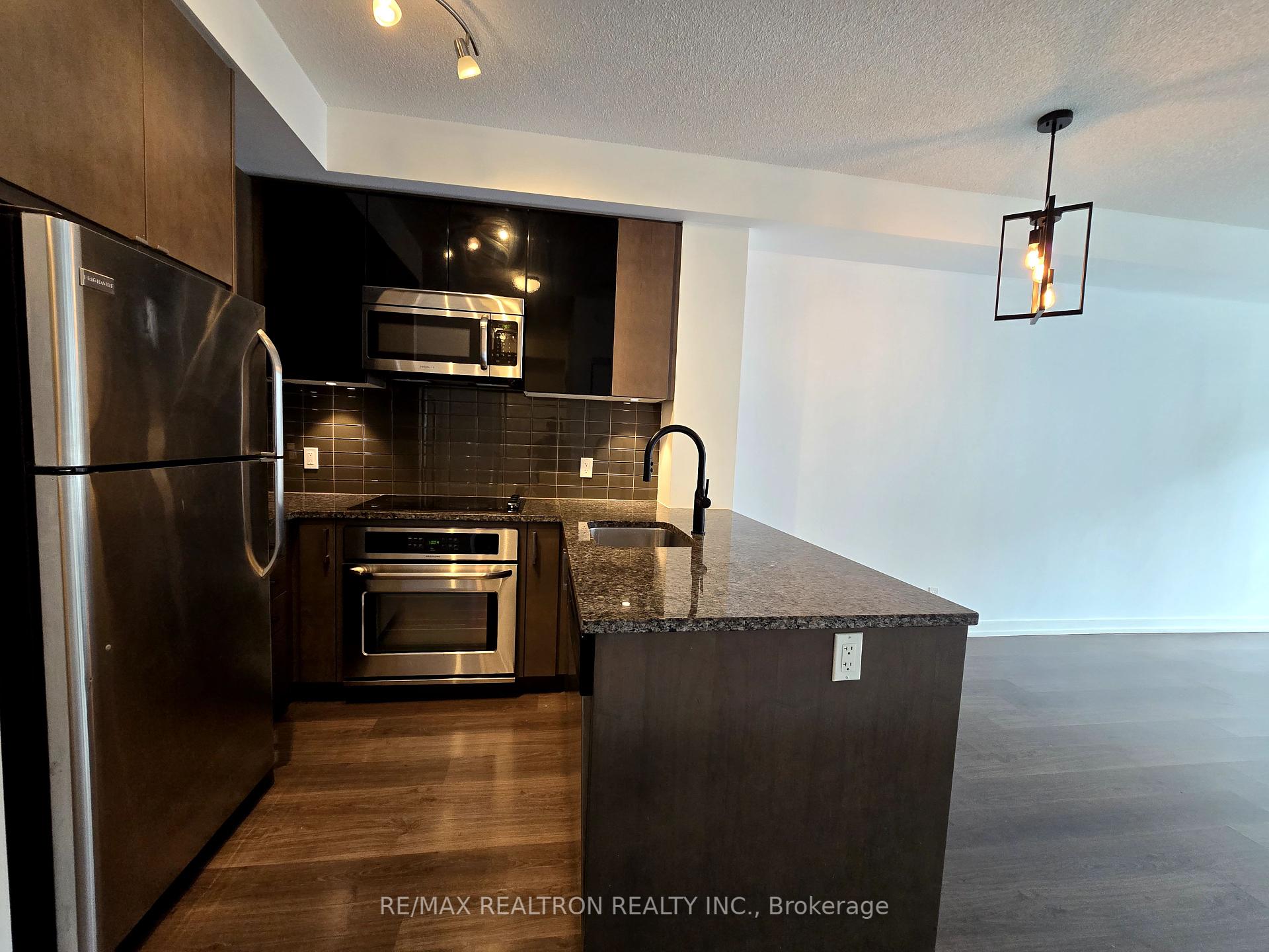 2 Bedrooms Condo at 89 Dunfield,  Toronto For sale