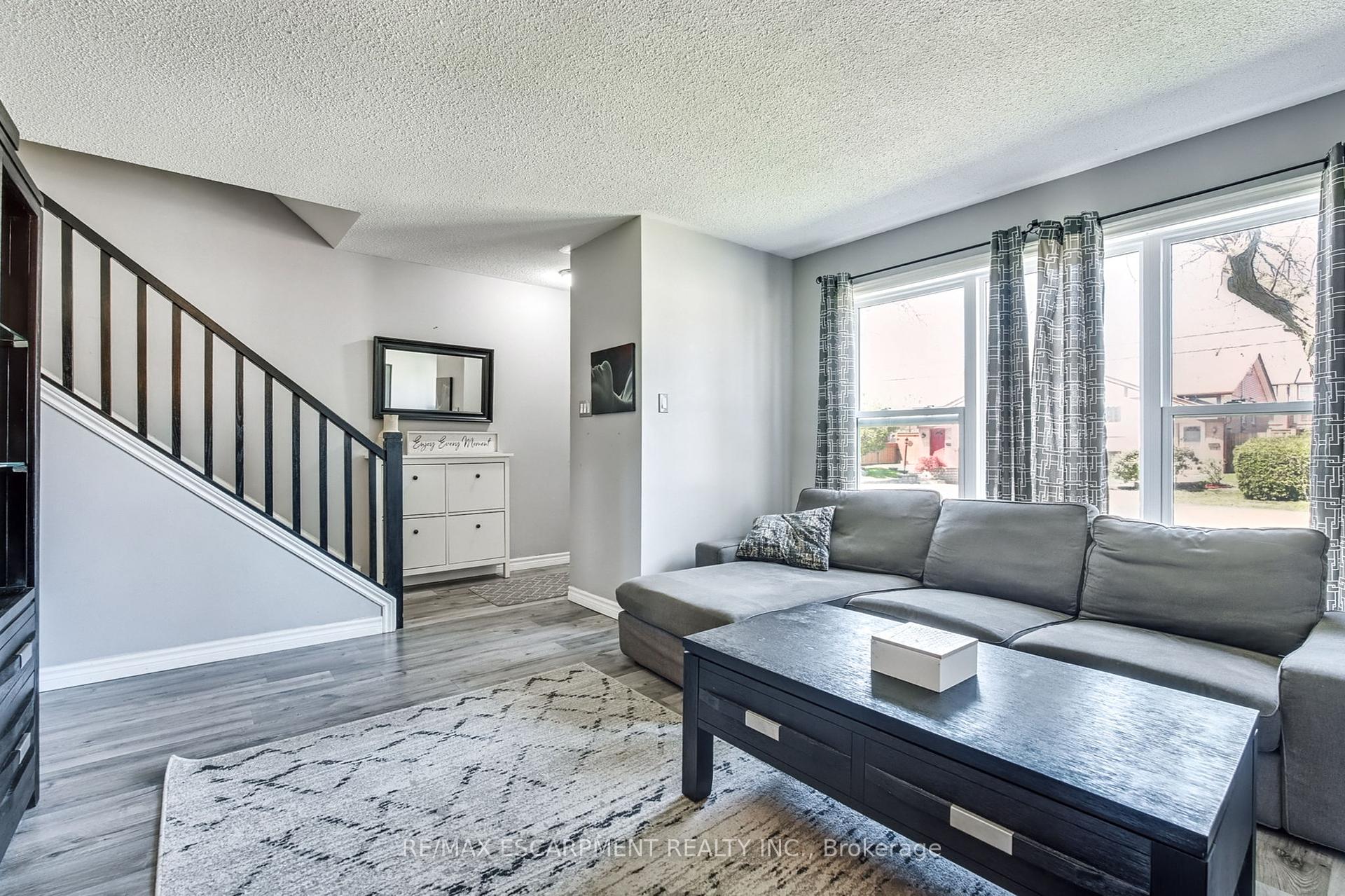 3 Bedrooms Condo at 2700 Barton, Hamilton For sale