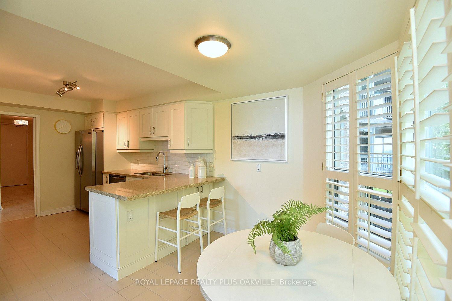 2 Bedrooms Condo at 2190 Lakeshore, Burlington For sale