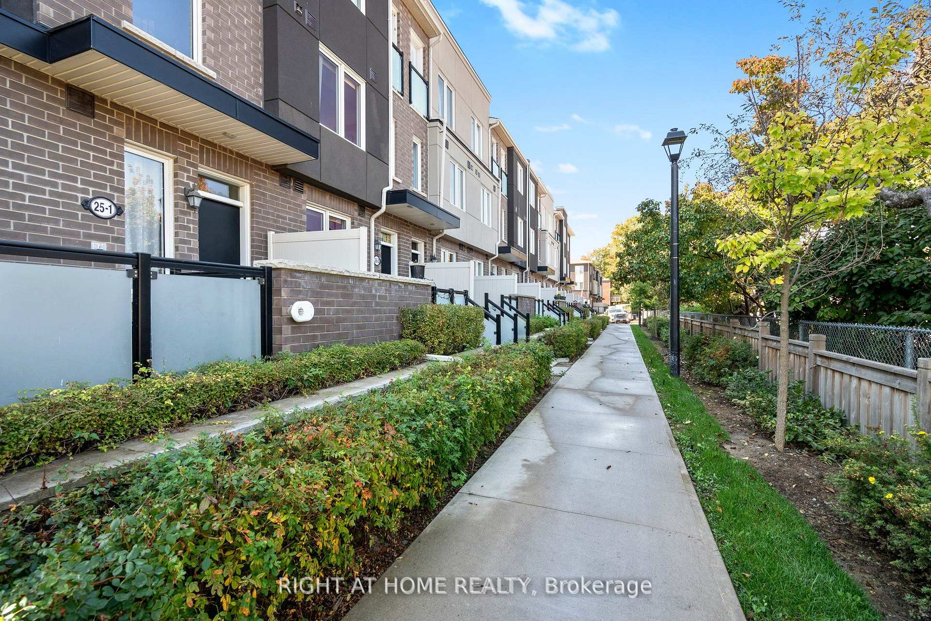 3 Bedrooms Condo at 25 Heron Park, Toronto For sale