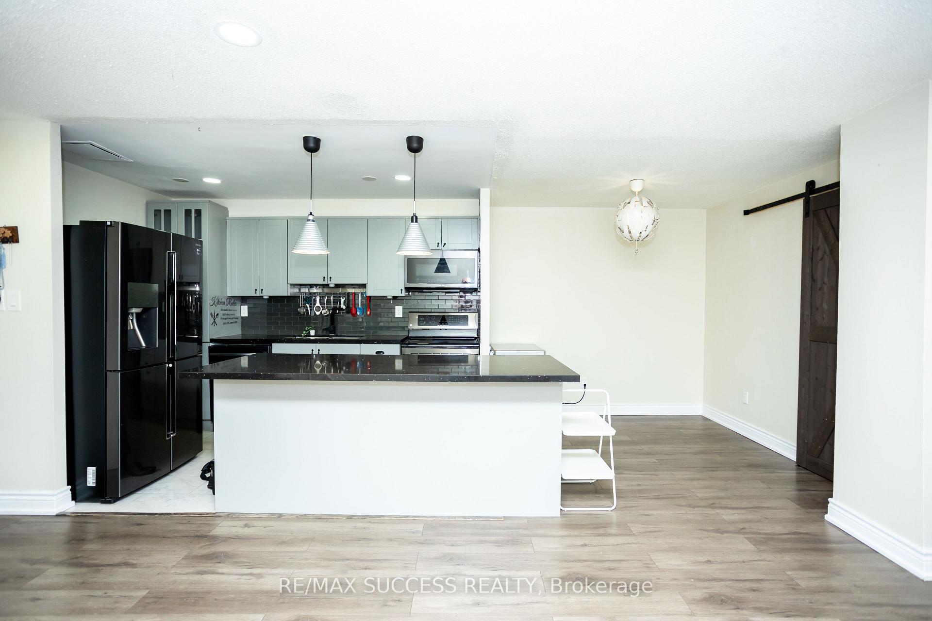 3 Bedrooms Condo at 2095 Roche, Mississauga For sale