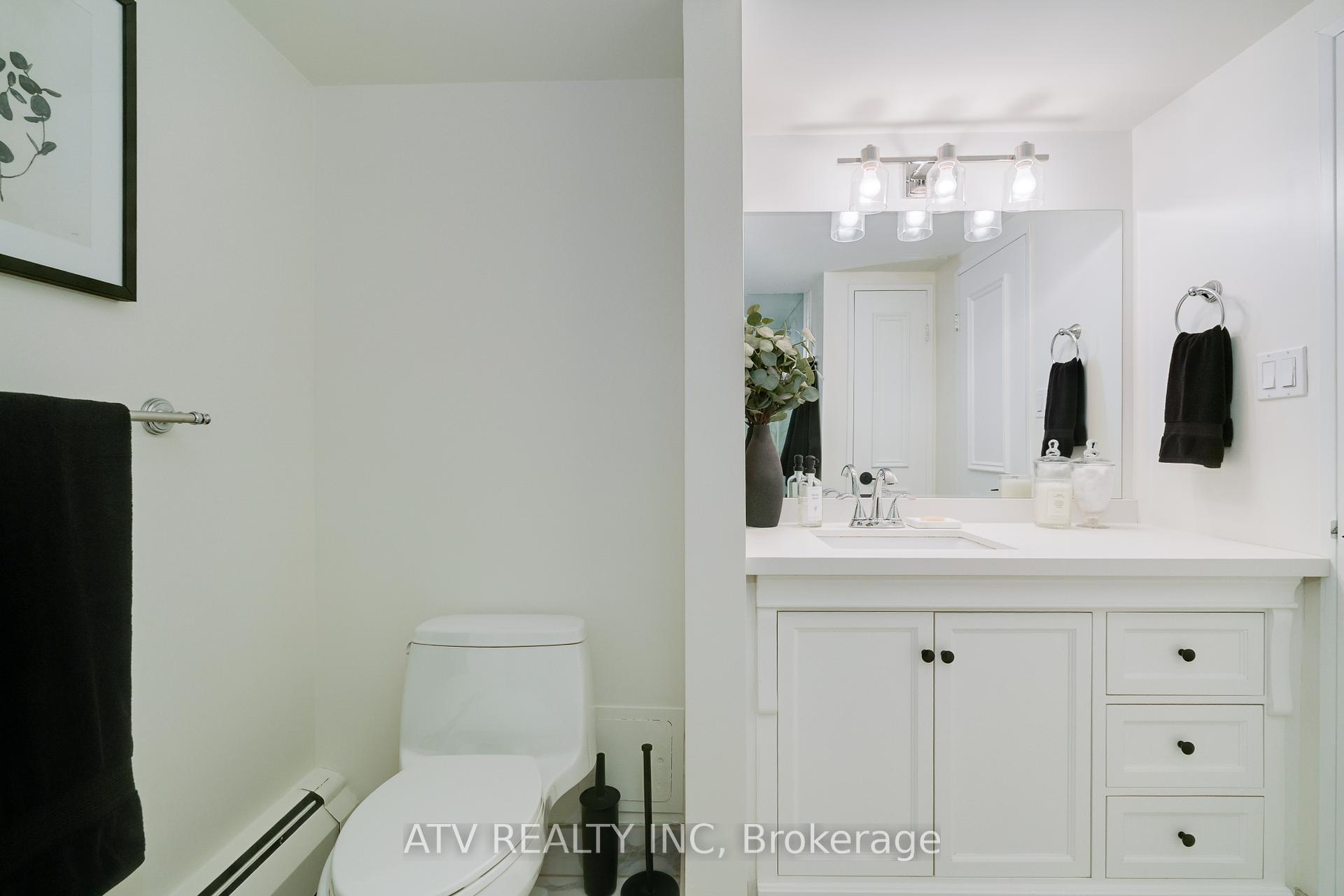 2 Bedrooms Condo at 30 Wellington,  Toronto For sale