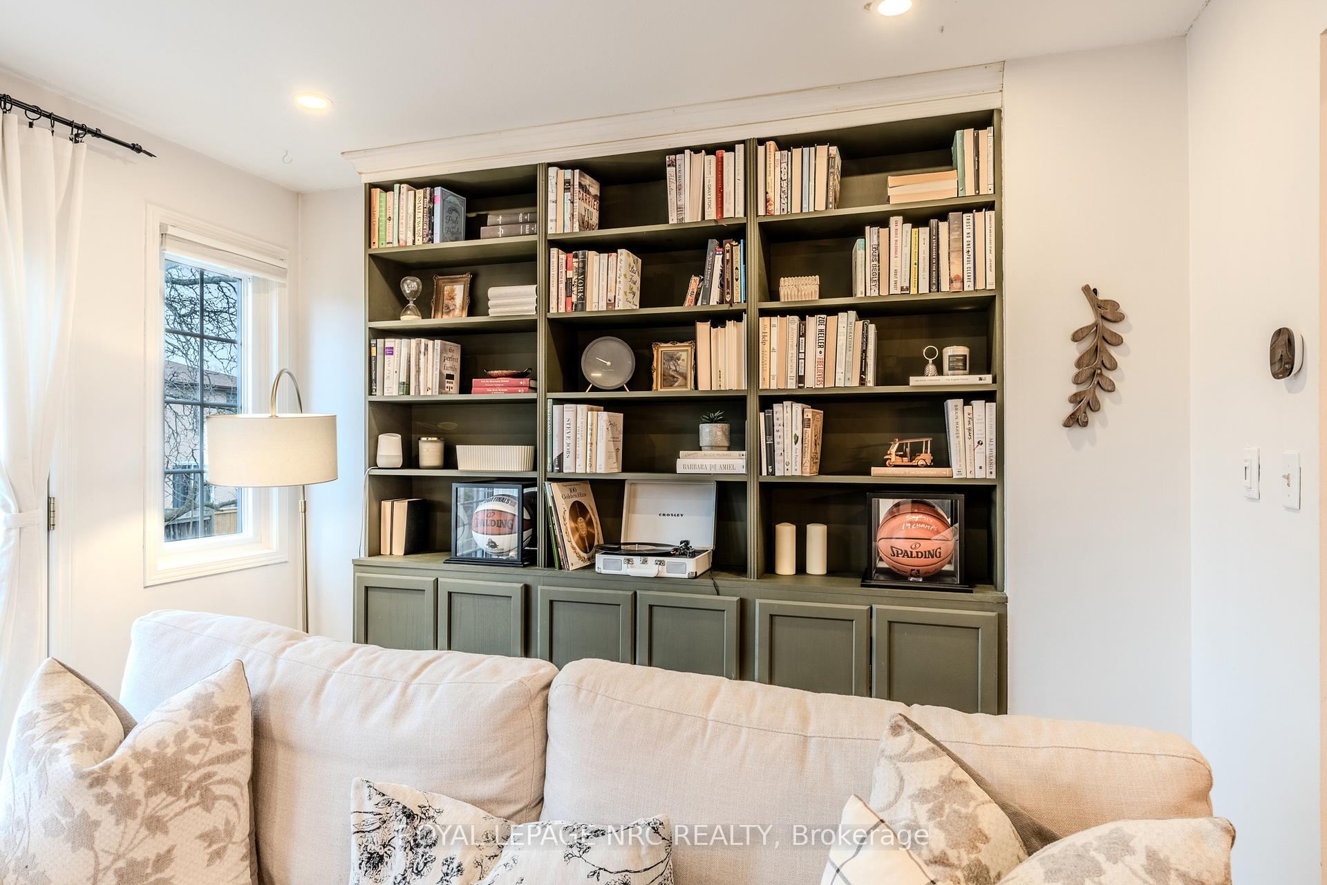 3 Bedrooms Condo at 29 Heritage, Hamilton For sale