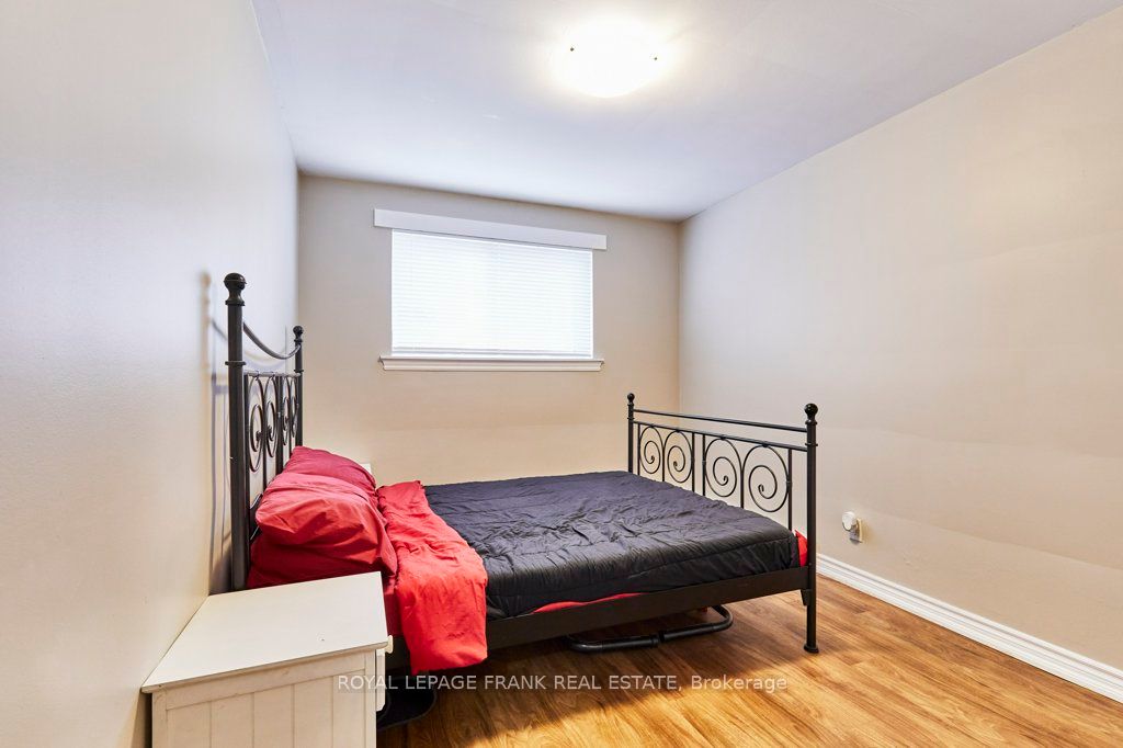706 Dunlop Street W