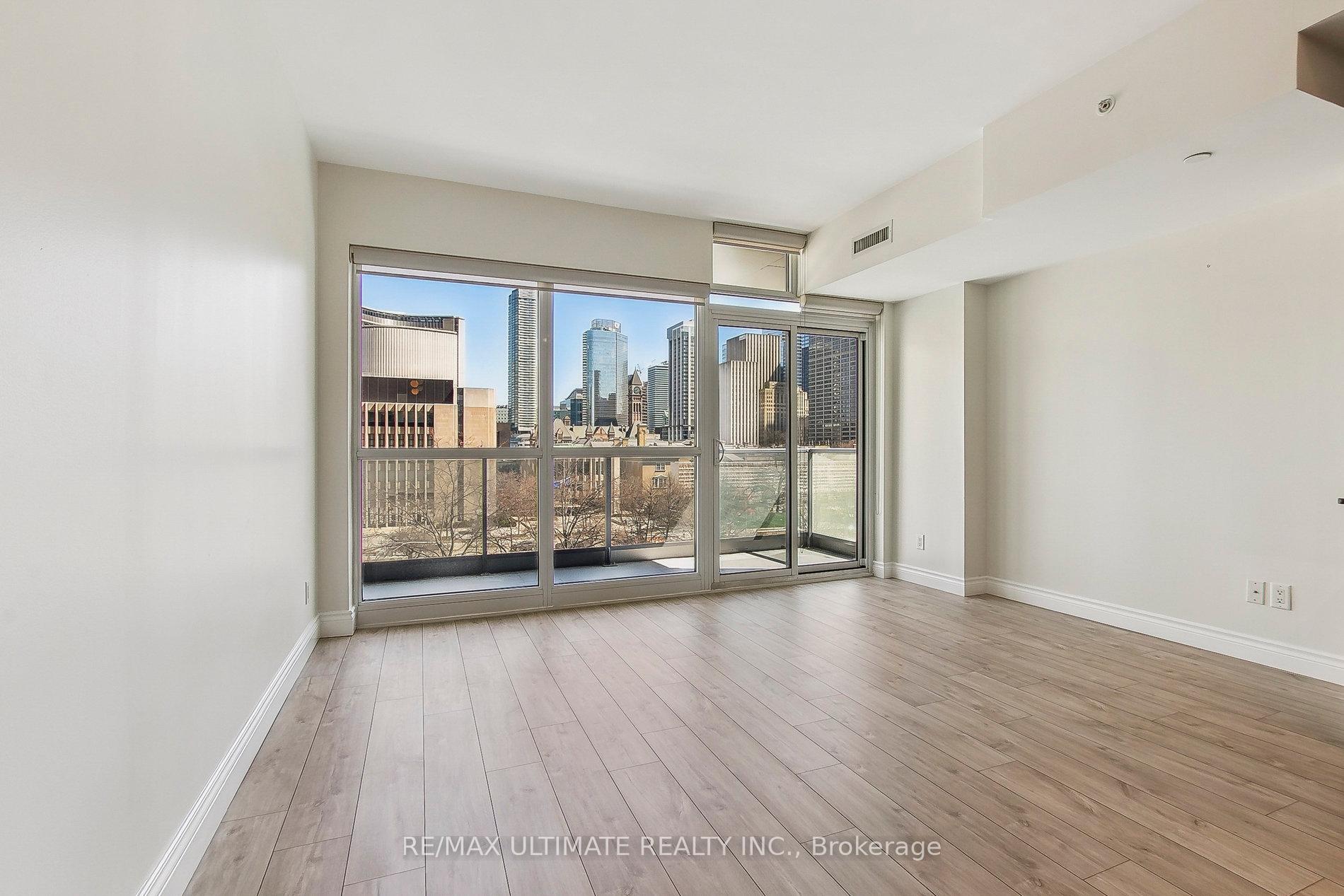 2 Bedrooms Condo at 210 Simcoe, Toronto For sale