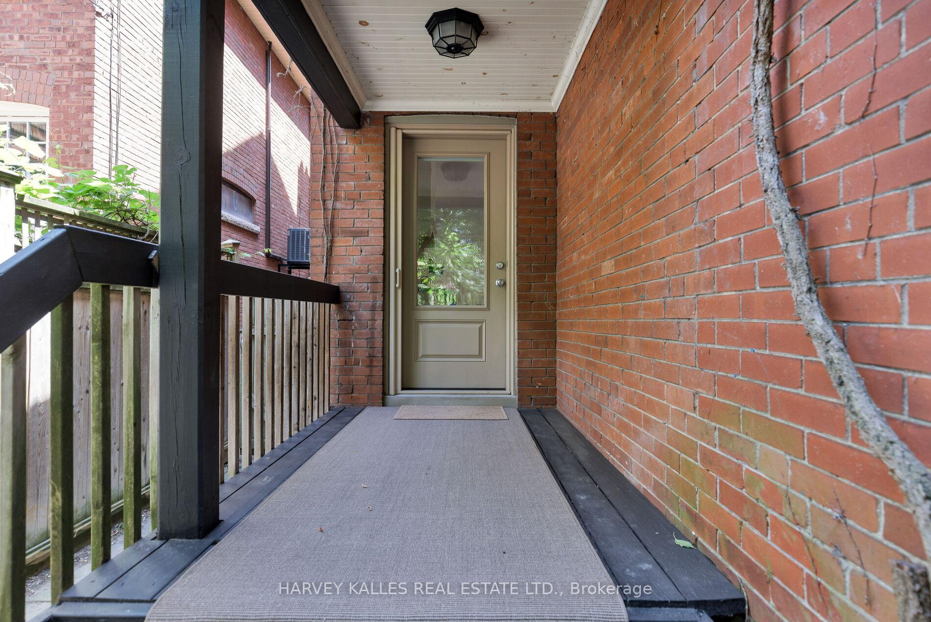 8 Edgewood Crescent
