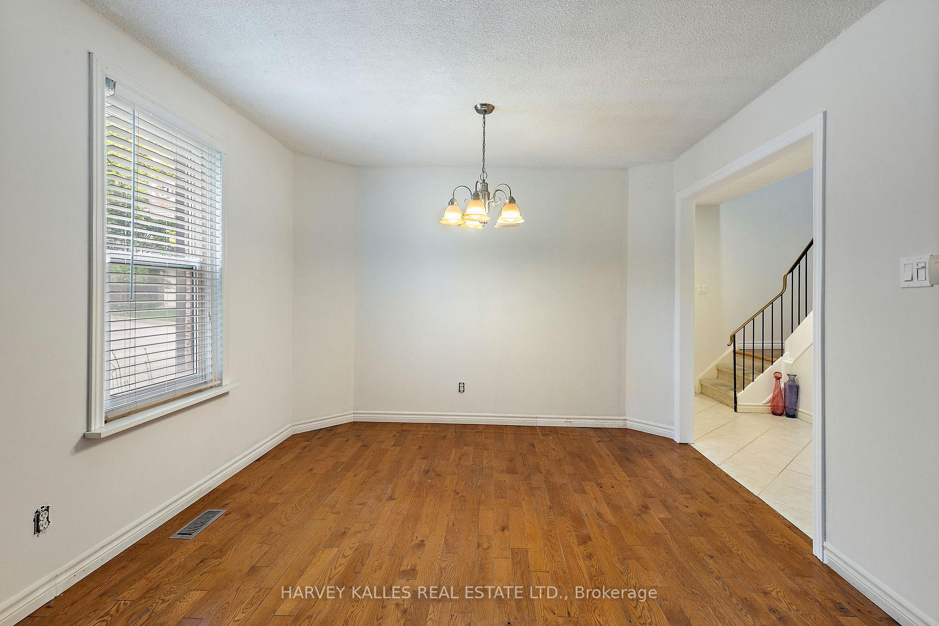 3 Bedrooms Condo at 2020 South Millway, Mississauga For sale