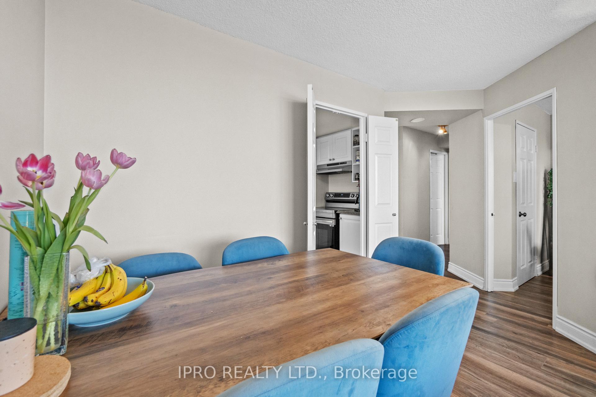 3 Bedrooms Condo at 4460 Tucana, Mississauga For sale