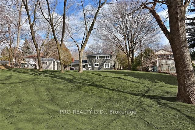 253 Pinetree Way, Mississauga, ON L5G 2R4