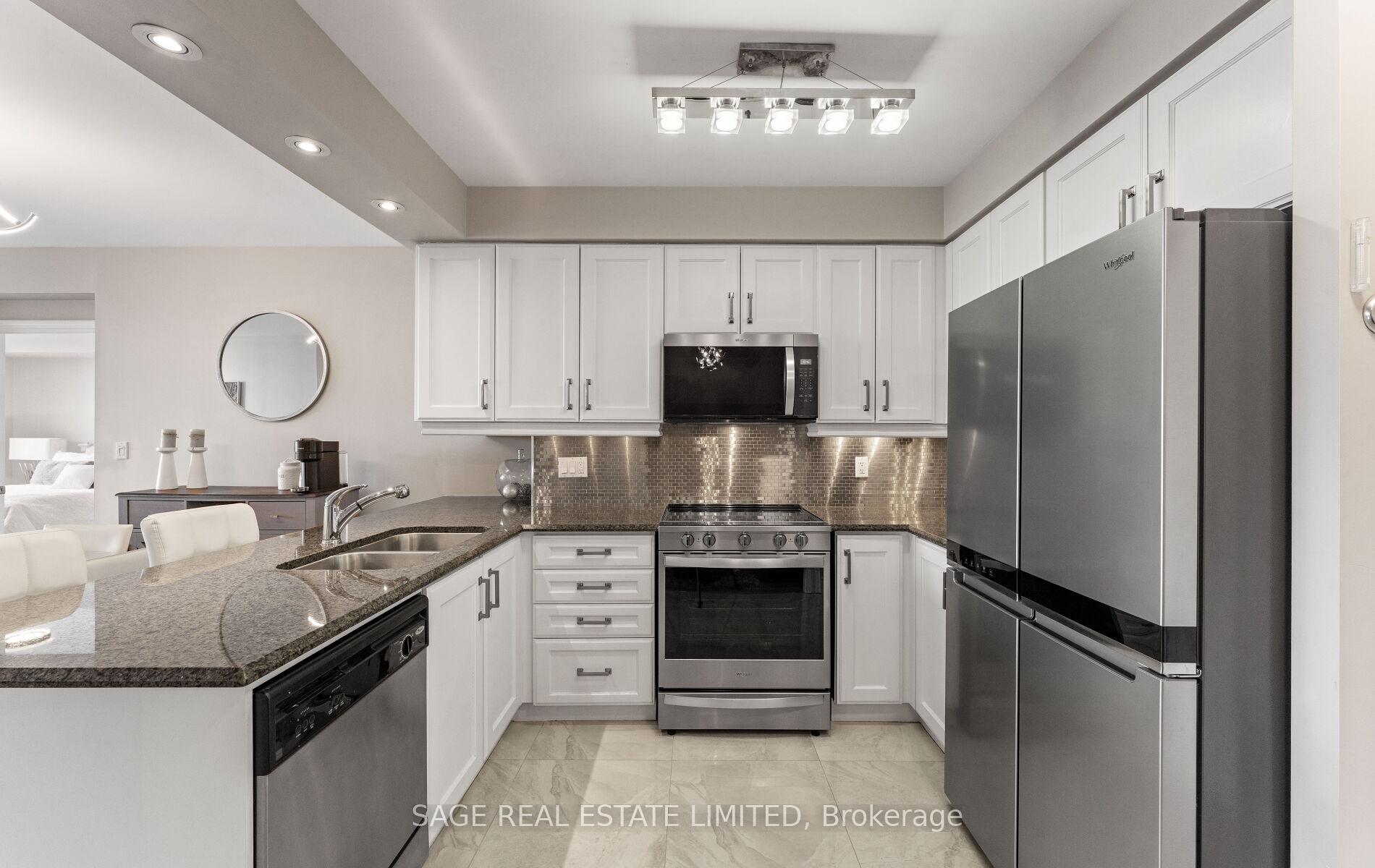 2 Bedrooms Condo at 88 Promenade, Vaughan For sale