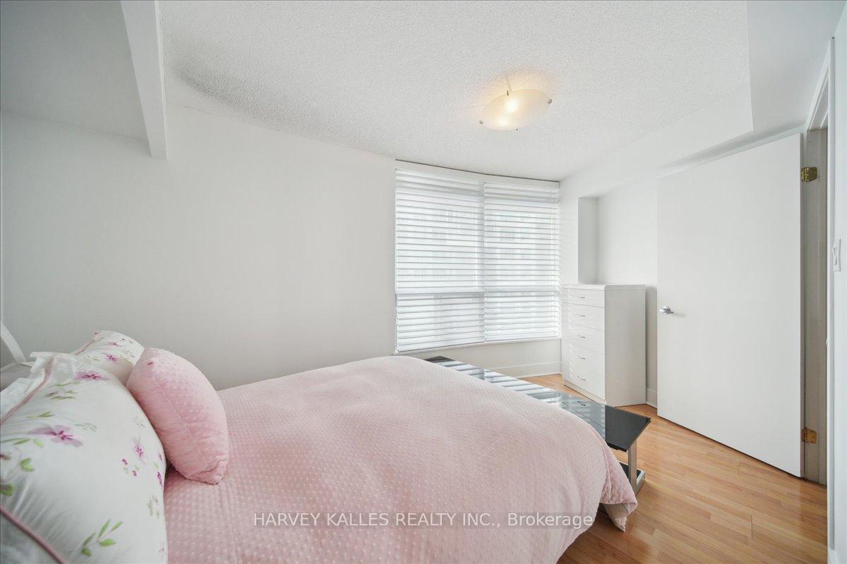 2 Bedrooms Condo at 550 Queens, Toronto For sale