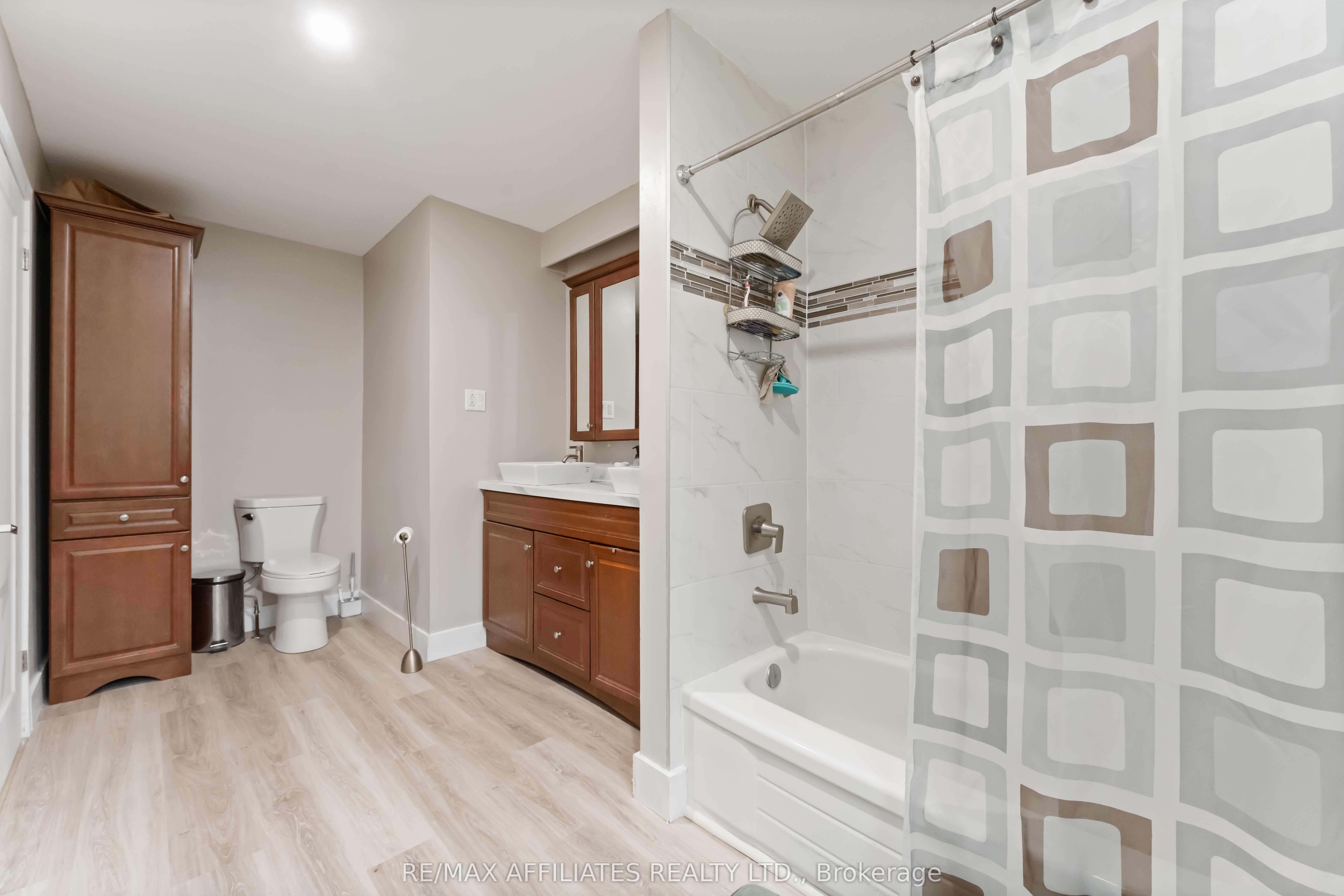 2 Teakwood Court