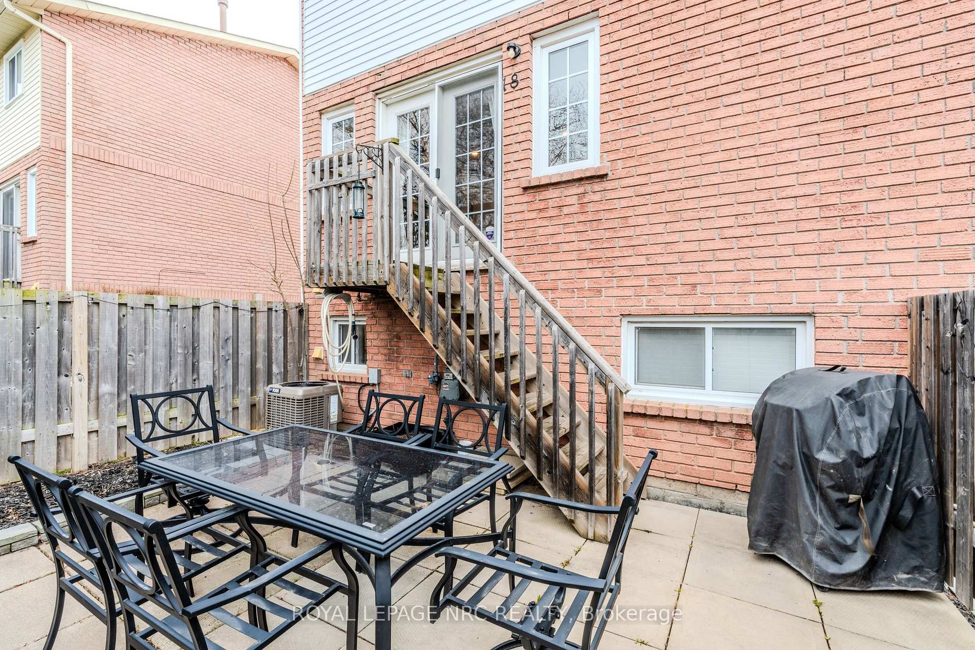 3 Bedrooms Condo at 29 Heritage, Hamilton For sale
