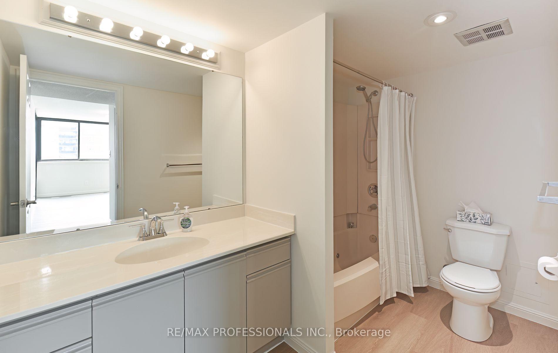3 Bedrooms Condo at 40 Richview, Toronto For sale