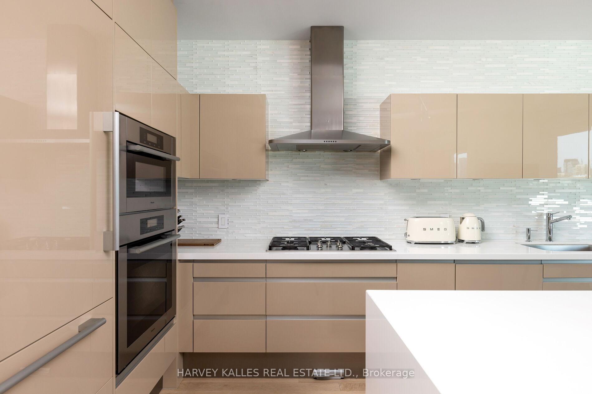 206 Bloor Street W 1202