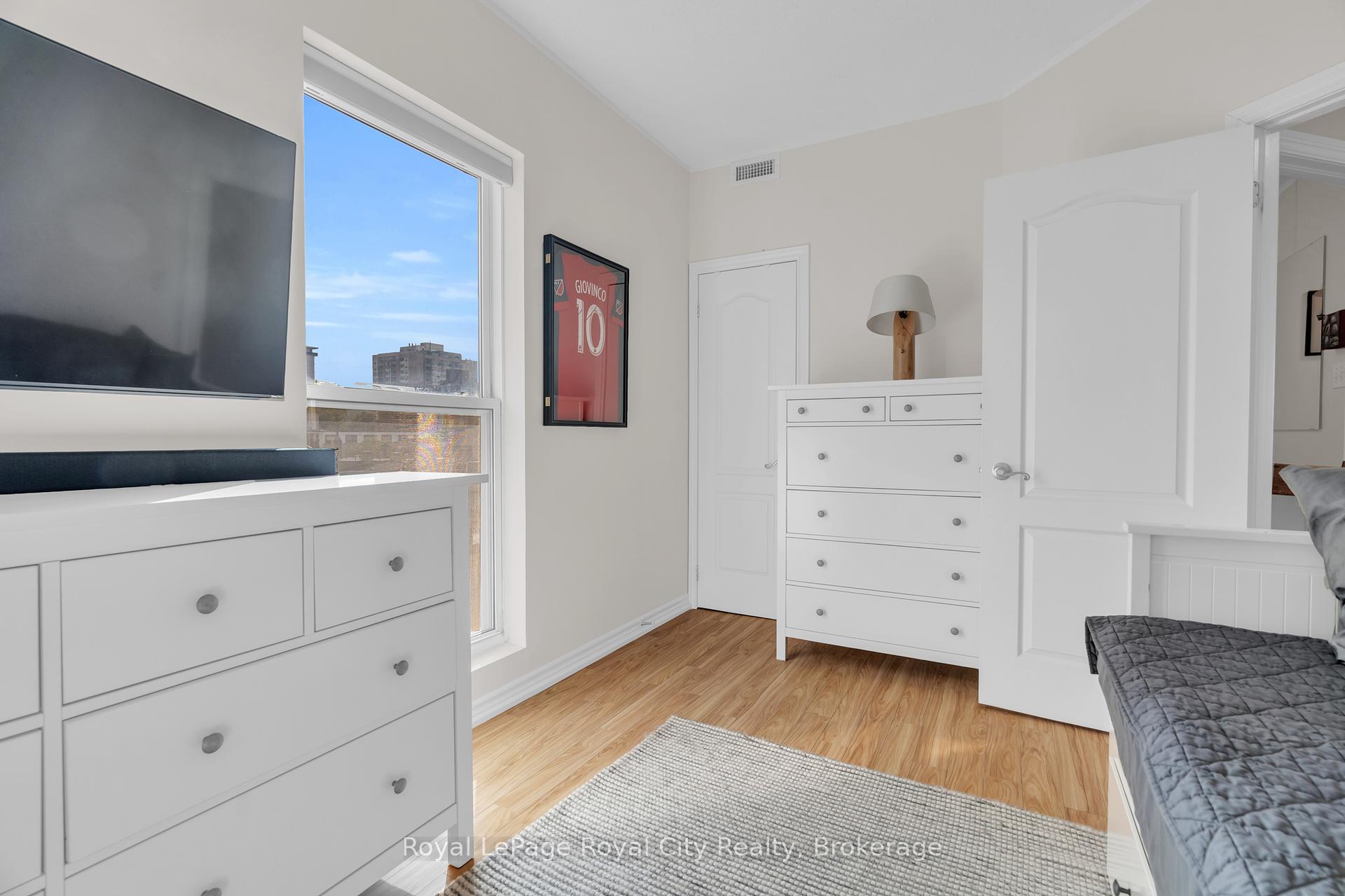 2 Bedrooms Condo at 135 James, Hamilton For sale