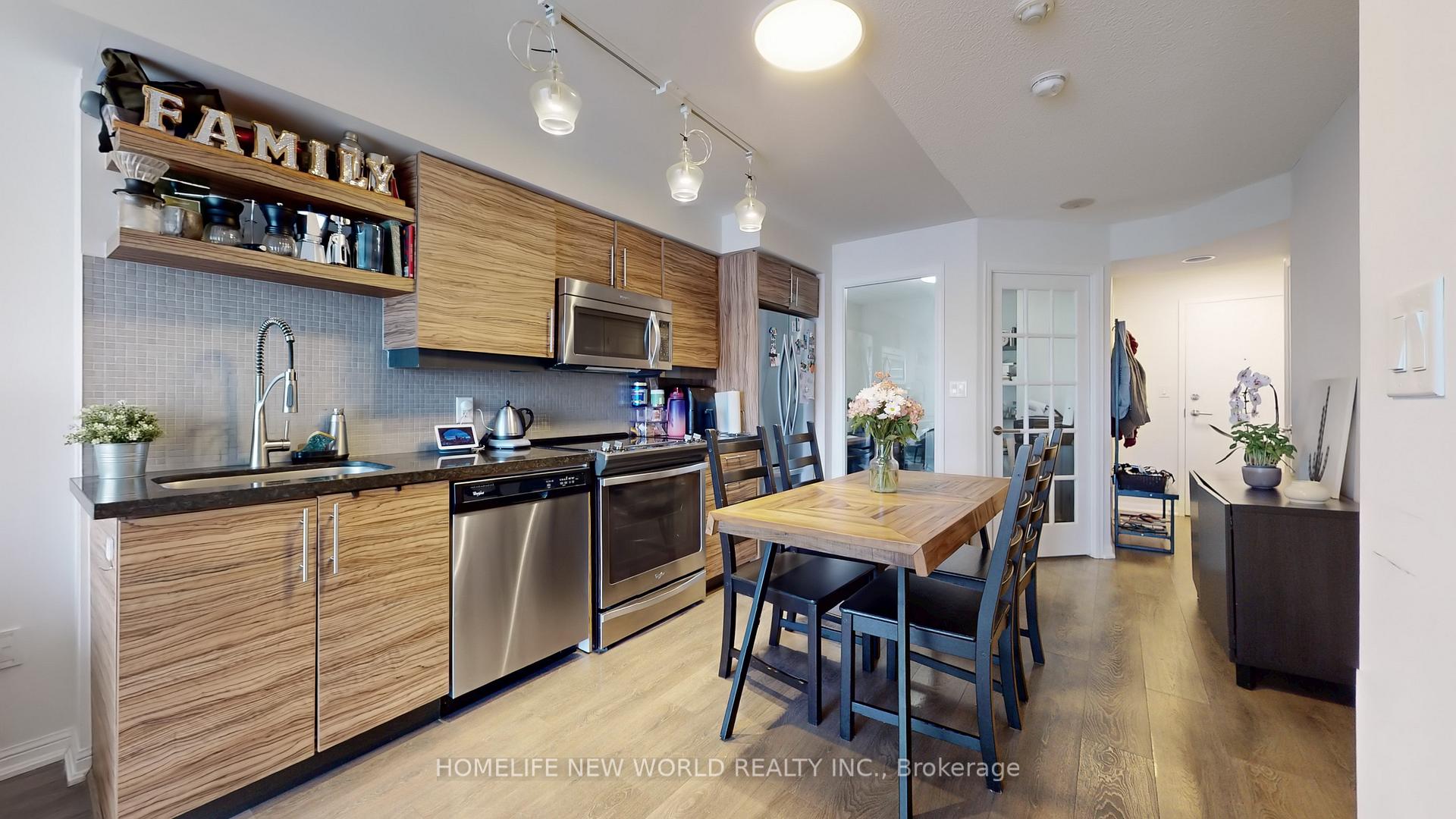2 Bedrooms Condo at 400 Adelaide, Toronto For sale