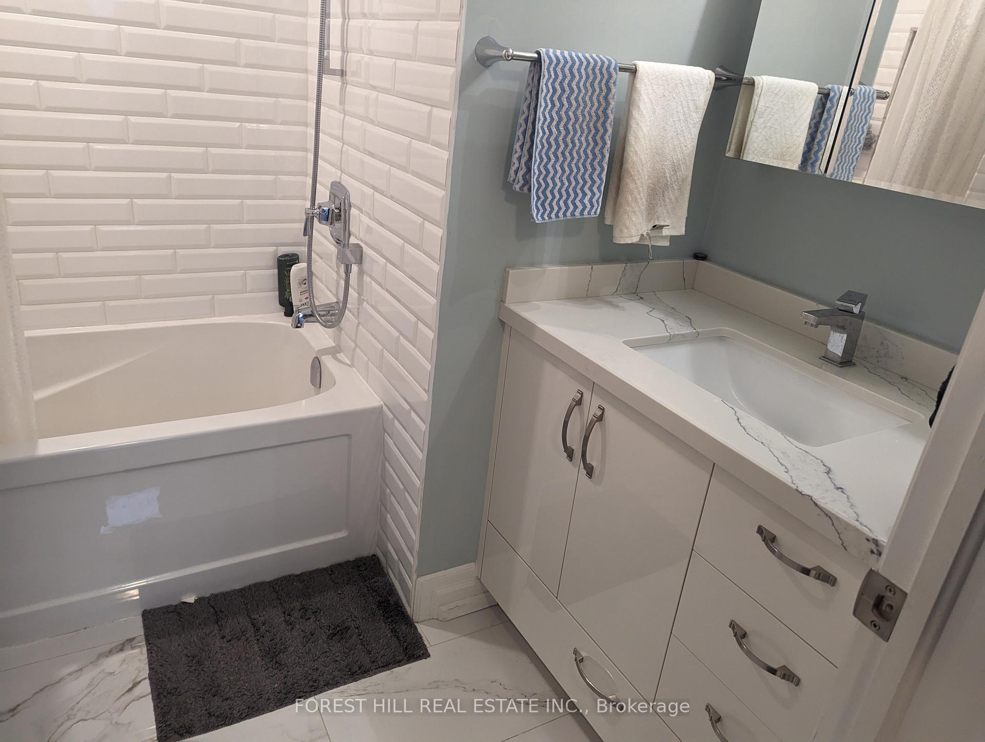 5 Bedrooms Condo at 2395 Bromsgrove,  Mississauga For sale