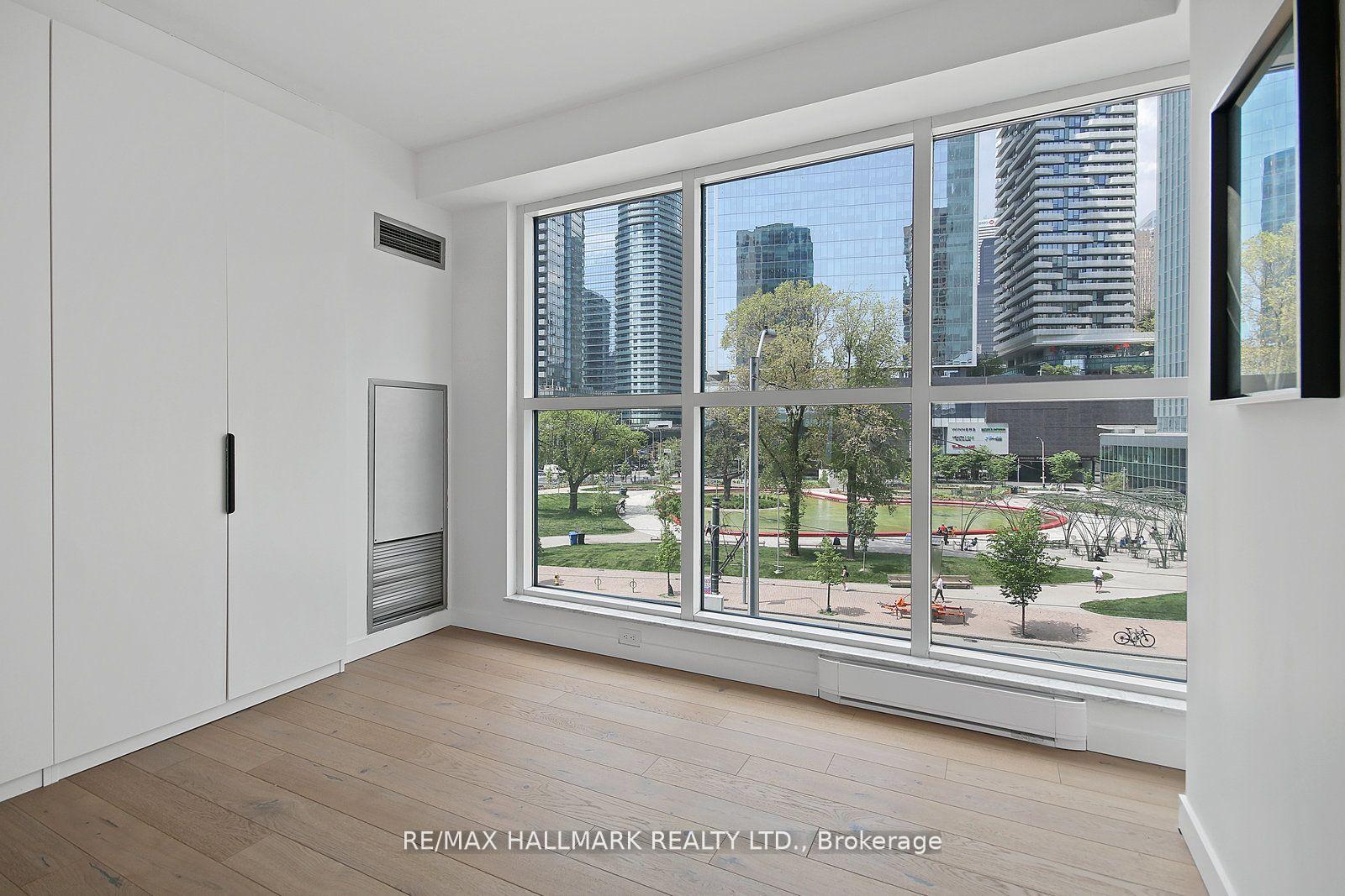 2 Bedrooms Condo at 77 Harbour, Toronto For sale