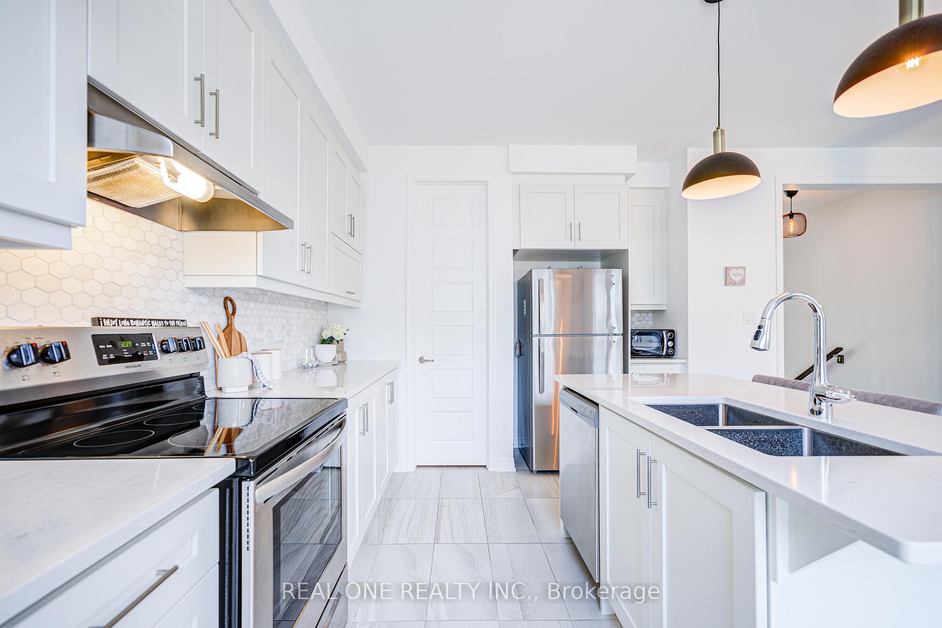 4 Bedrooms Condo at 91 Grovewood Common, Oakville For sale