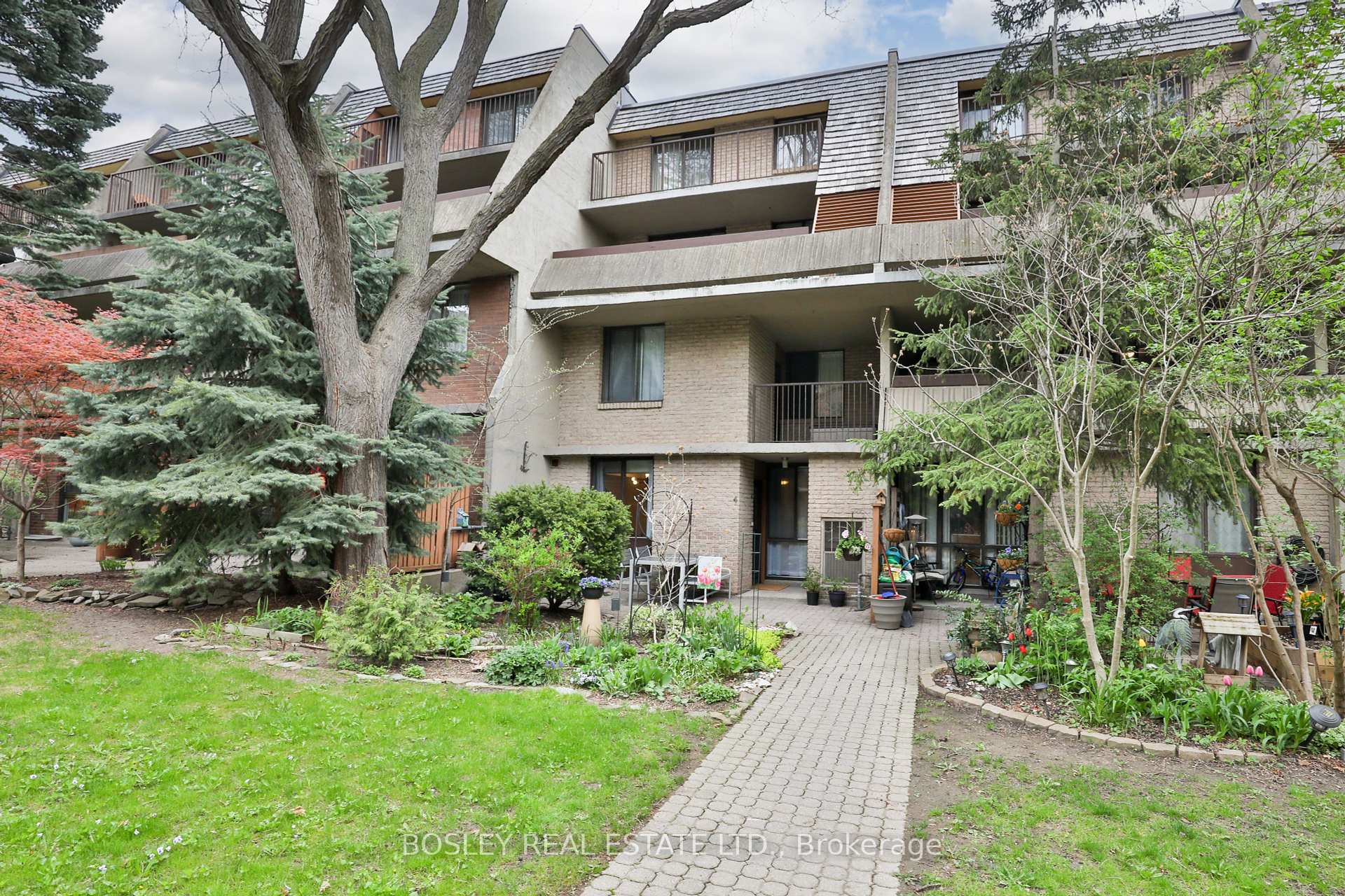3 Bedrooms Condo at 1250 Mississauga Valley, Mississauga For sale