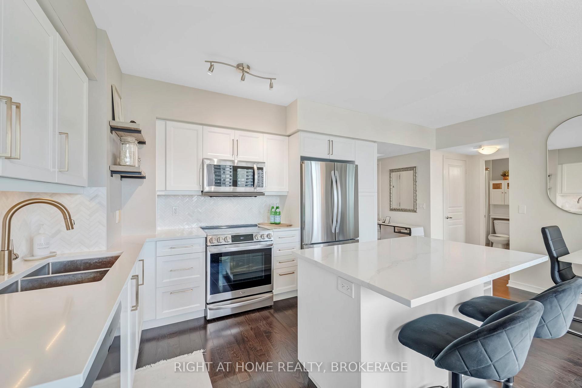 2 Bedrooms Condo at 15 Legion, Toronto For sale