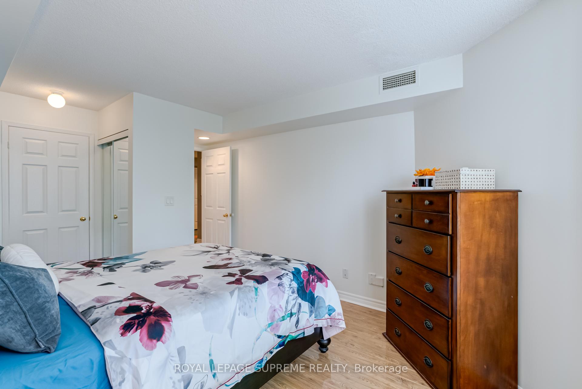 2 Bedrooms Condo at 190 Manitoba, Toronto For sale