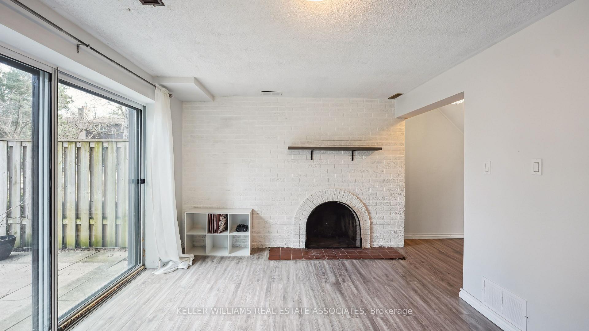 3 Bedrooms Condo at 6855 Glen Erin, Mississauga For sale