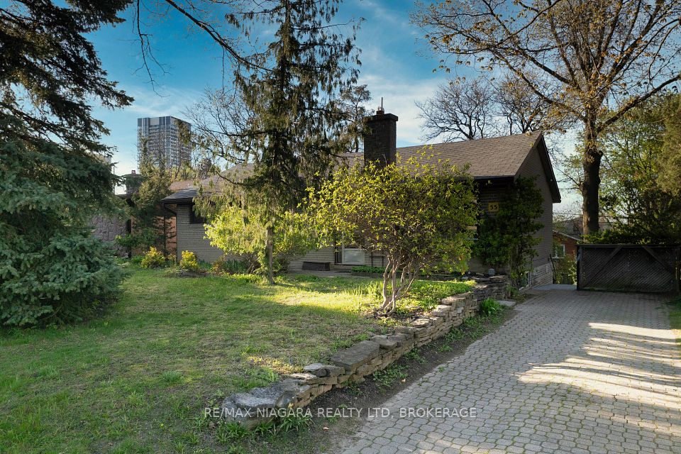 55 North Hills Terrace, Toronto, ON M3C 1M5