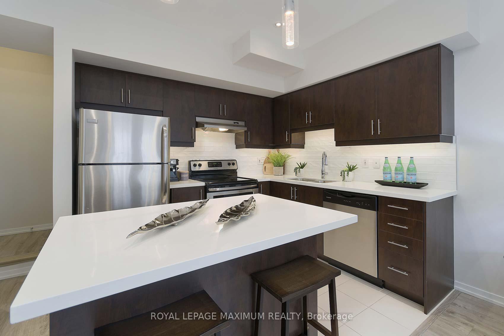 2 Bedrooms Condo at 26 Bruce,  Vaughan For sale