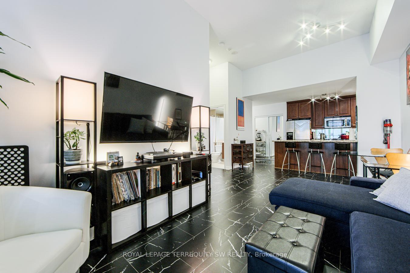 2 Bedrooms Condo at 618 A Fleet, Toronto For sale