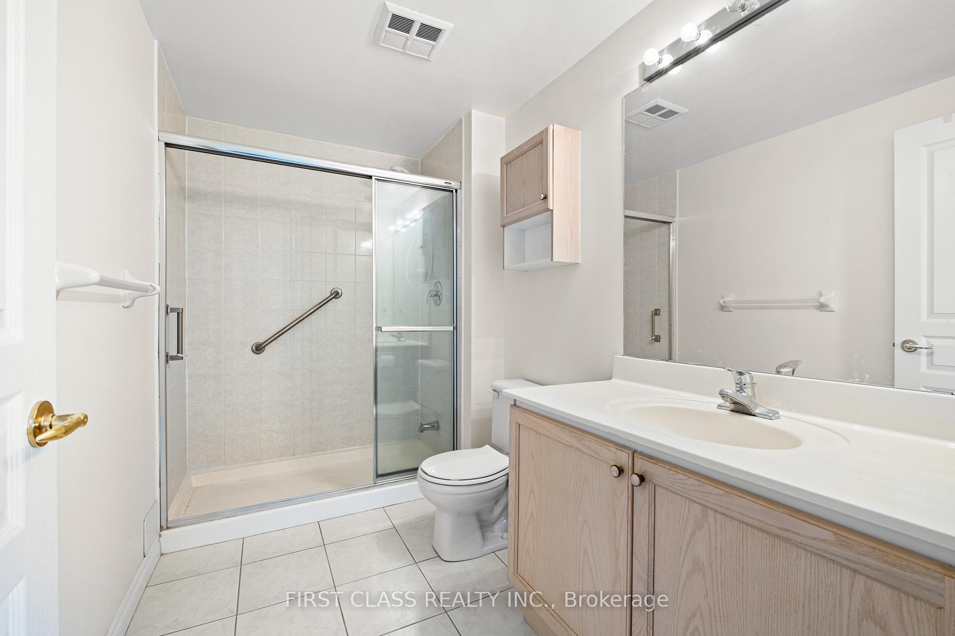 3 Bedrooms Condo at 200 Burnhamthorpe, Mississauga For sale