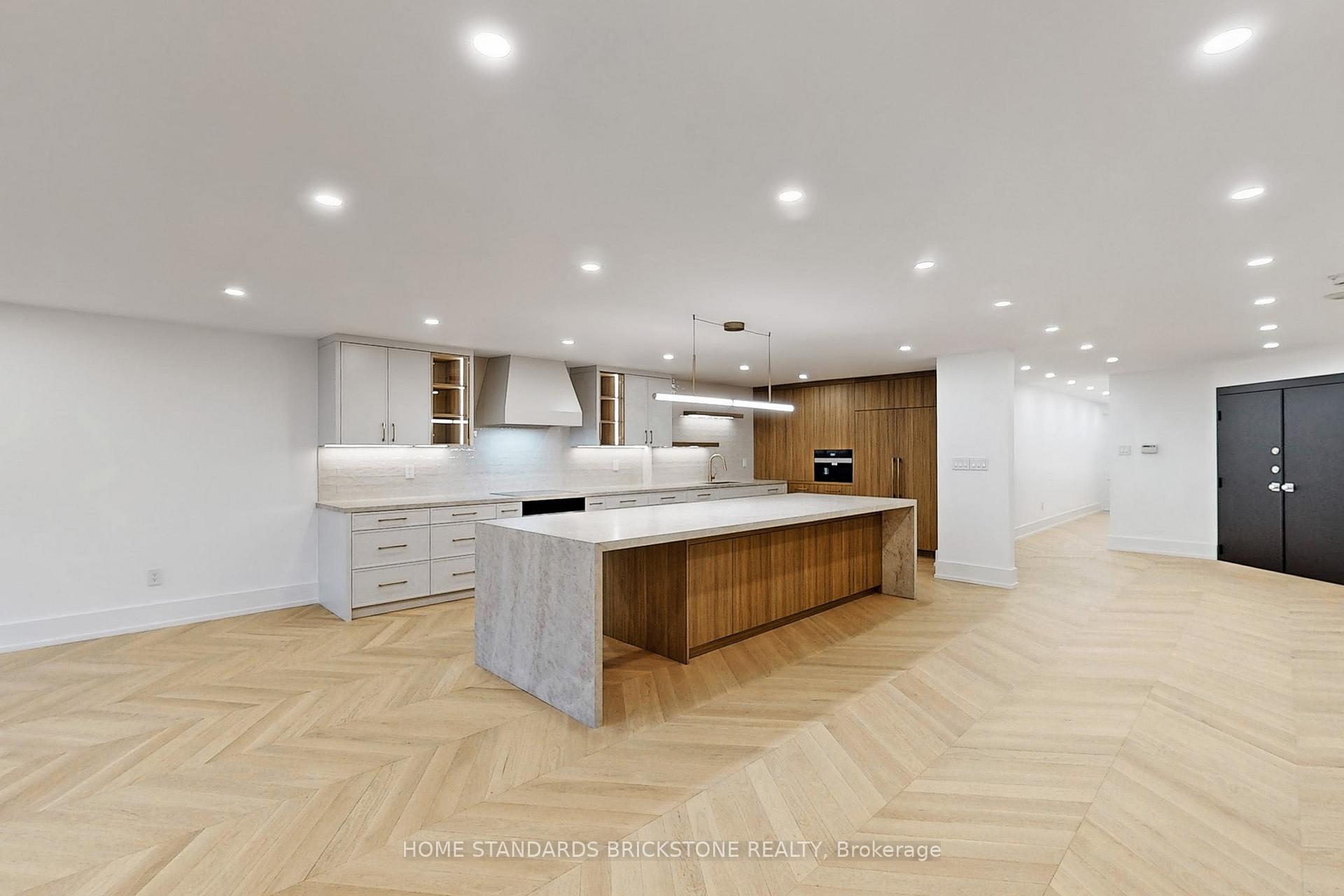 2 Bedrooms Condo at 110 Bloor, Toronto For sale