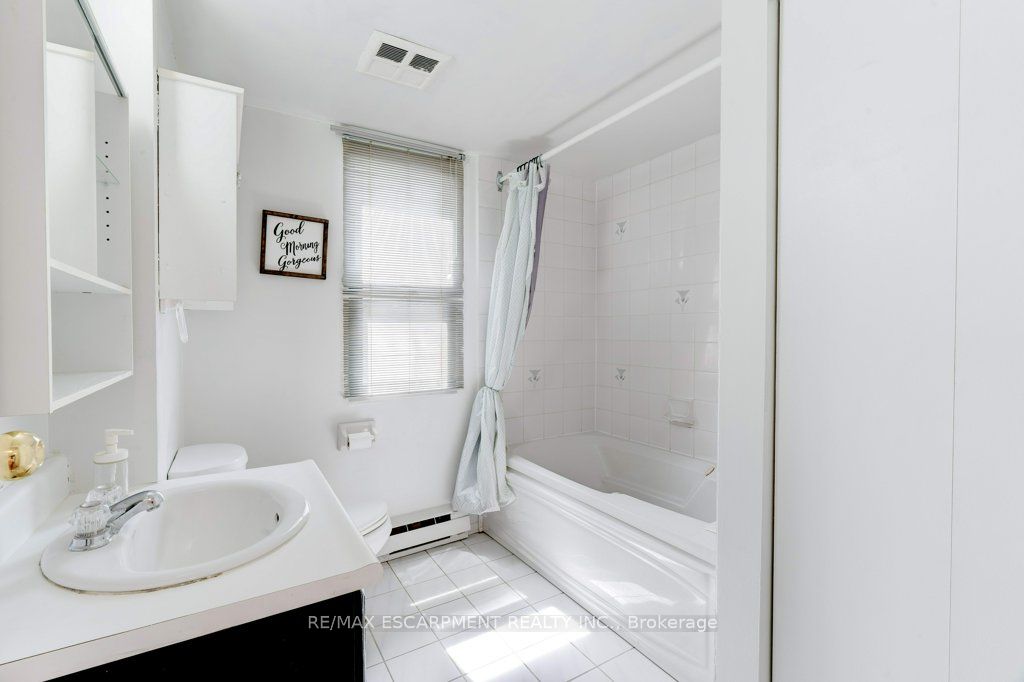 175 Hunter Street E, #207