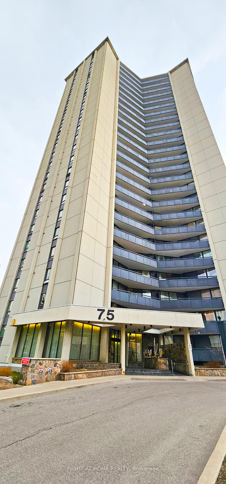 3 Bedrooms Condo at 75 Graydon Hall,  Toronto For sale