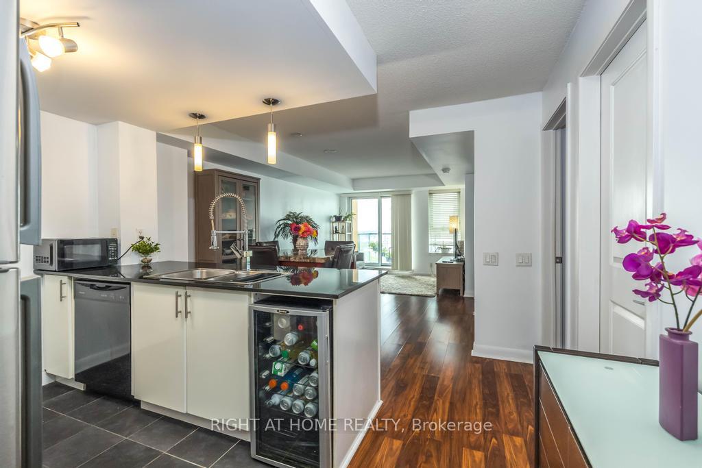 2 Bedrooms Condo at 25 Town Centre, Toronto For sale
