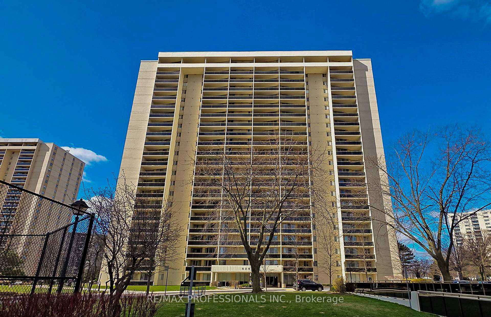 3 Bedrooms Condo at 820 Burnhamthorpe,  Toronto For sale