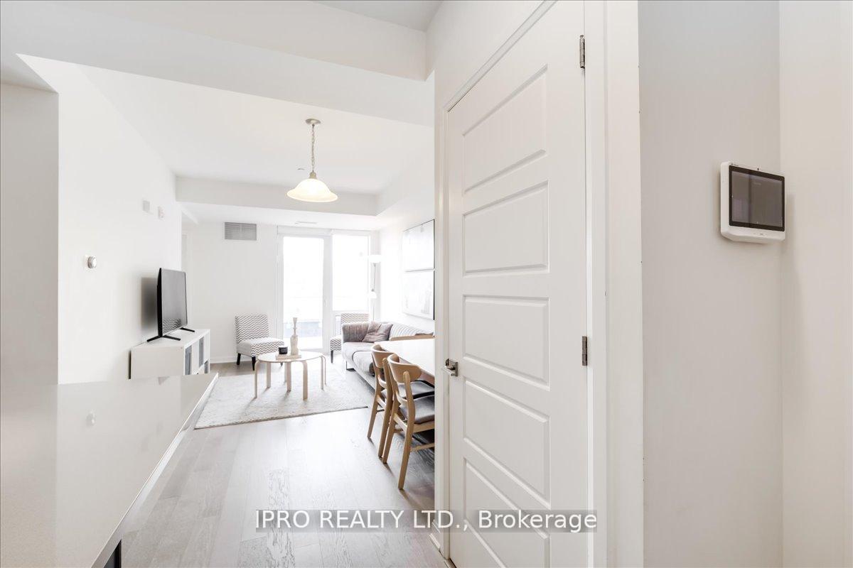 2 Bedrooms Condo at 3028 Creekshore, Oakville For sale