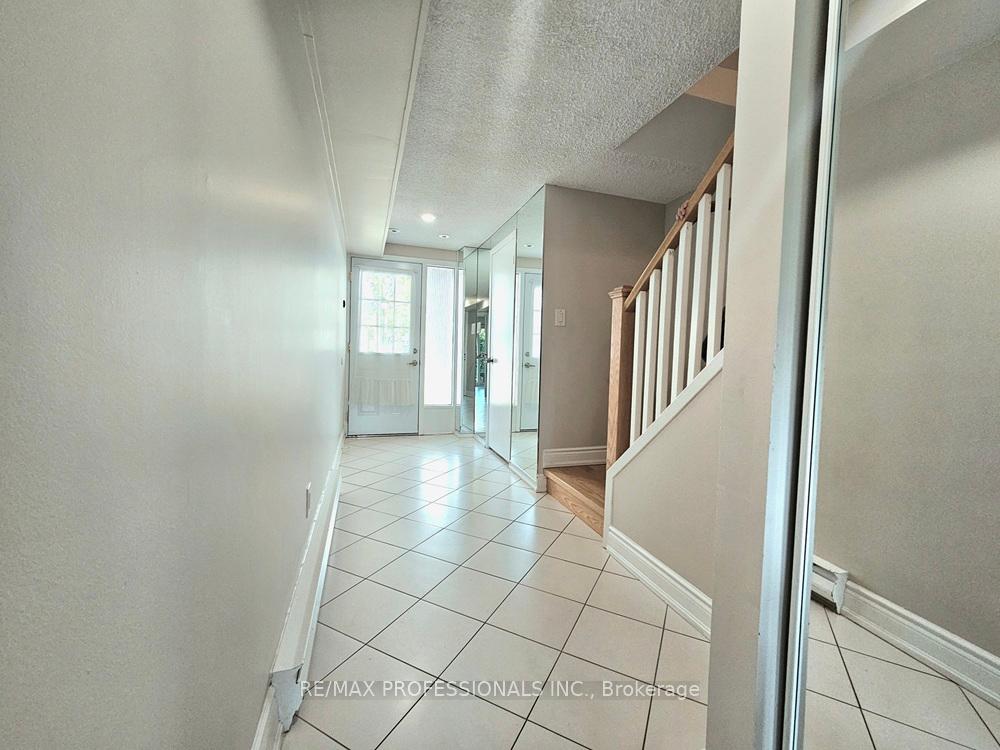 4 Bedrooms Condo at 2651 Aquitaine, Mississauga For sale