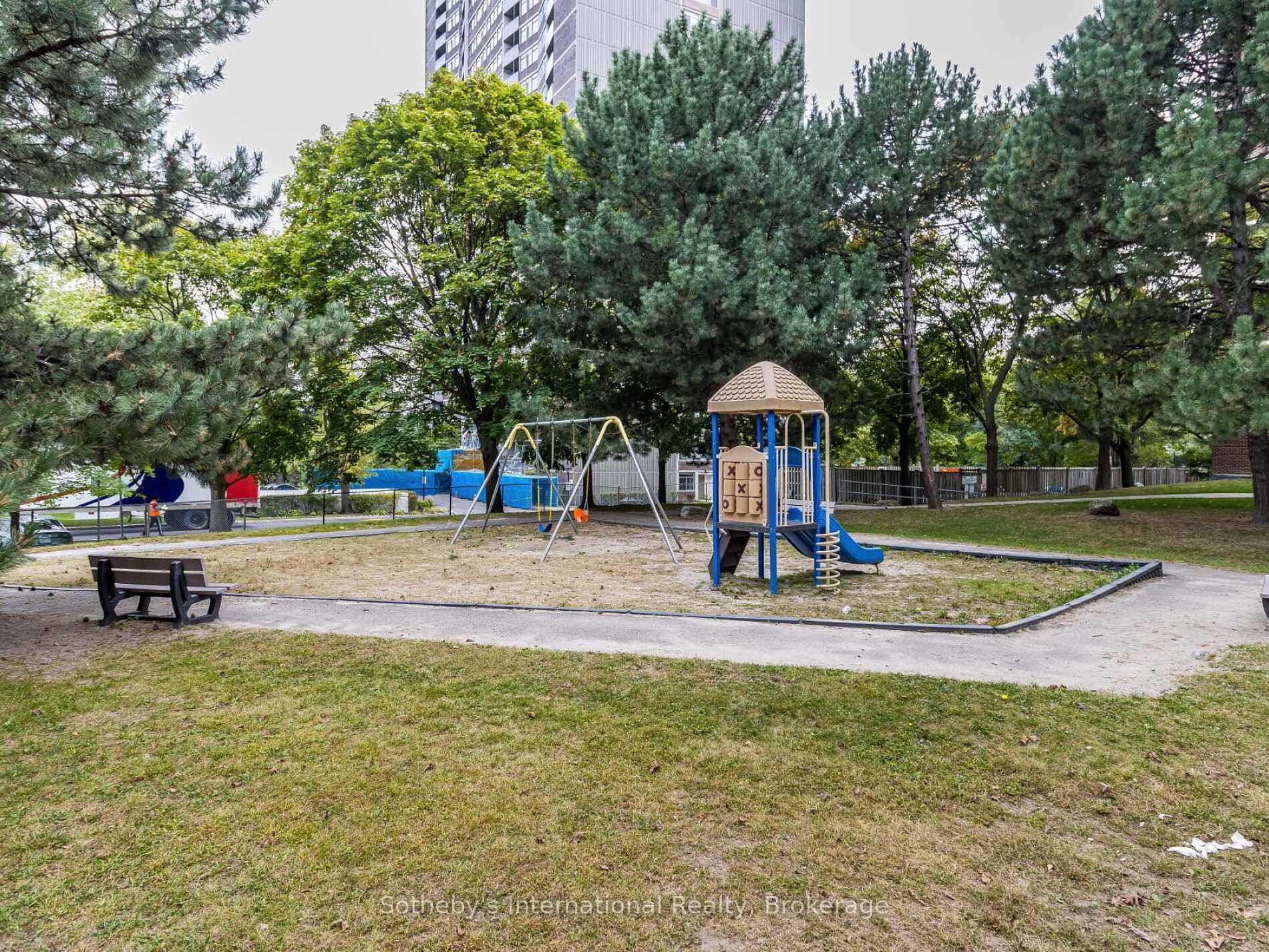 3 Bedrooms Condo at 3120 Kirwin,  Mississauga For sale