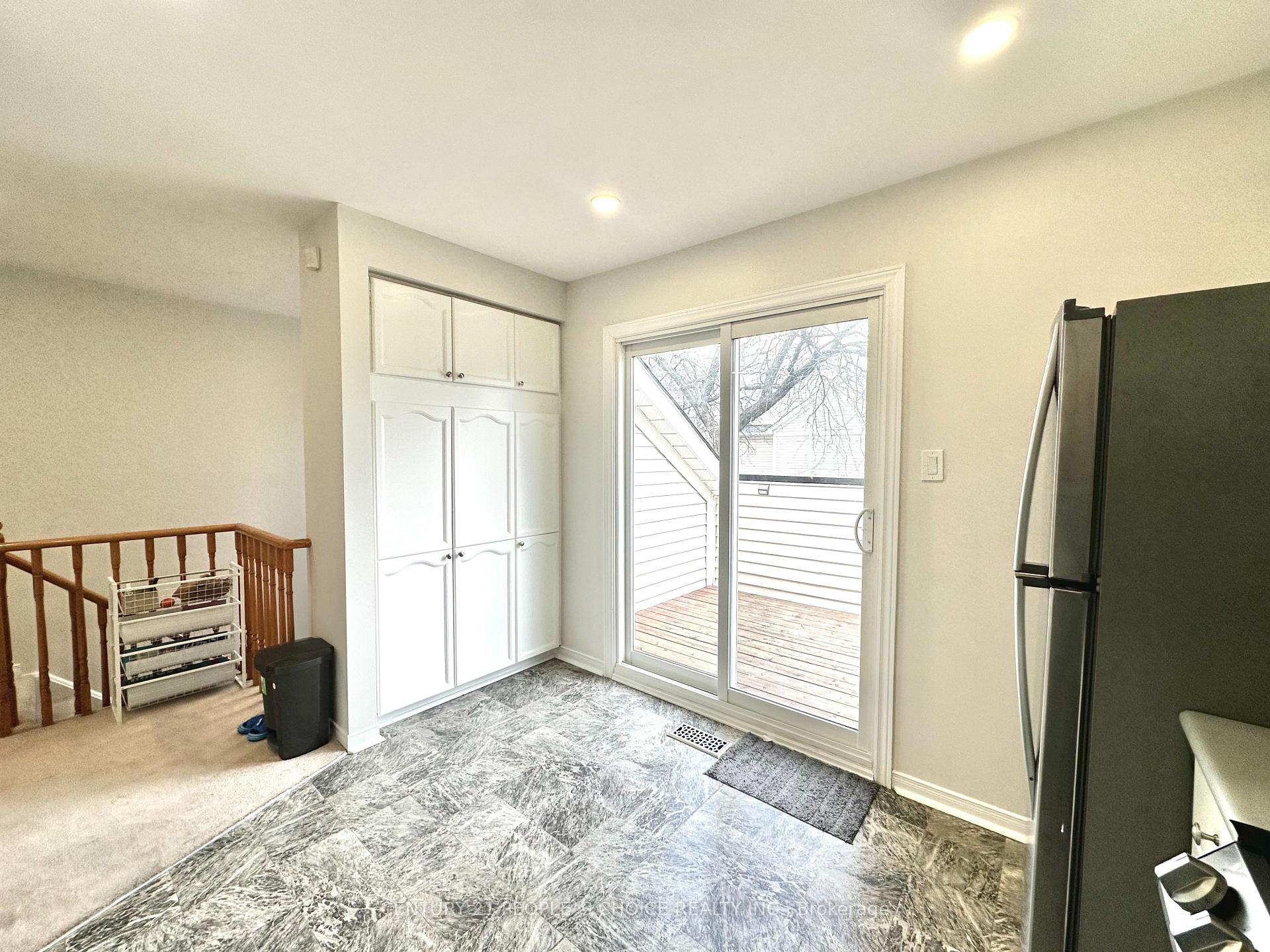 3 Bedrooms Condo at 2530 Northampton, Burlington For sale