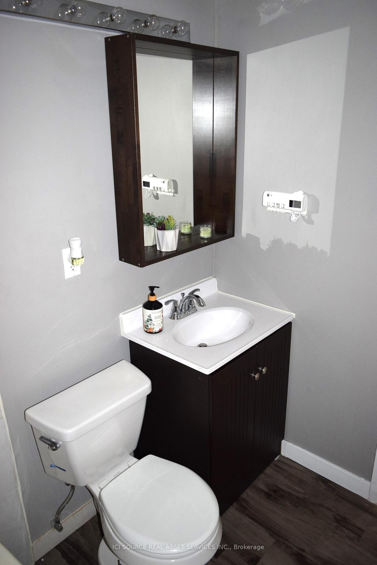 2 Bedrooms Condo at 212 Kerr,  Oakville For sale