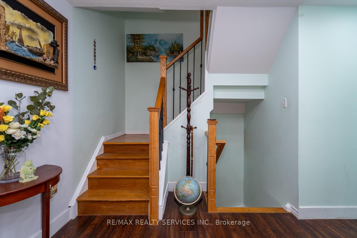 5 Bedrooms Condo at 2825 Gananoque, Mississauga For sale