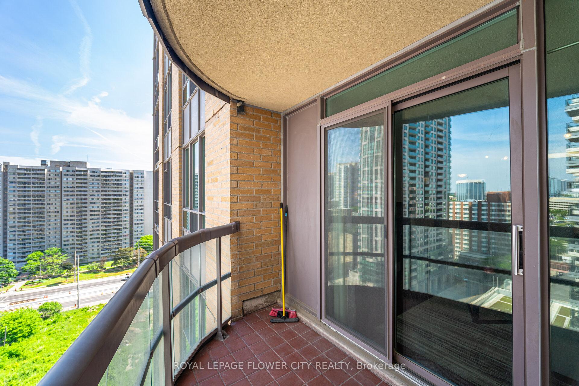 2 Bedrooms Condo at 156 Enfield, Mississauga For sale