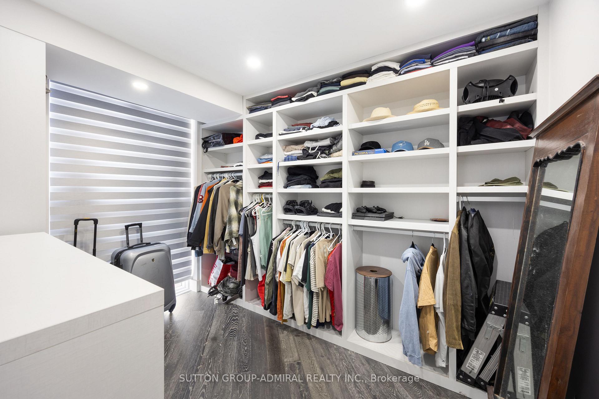 2 Bedrooms Condo at 131 Beecroft, Toronto For sale