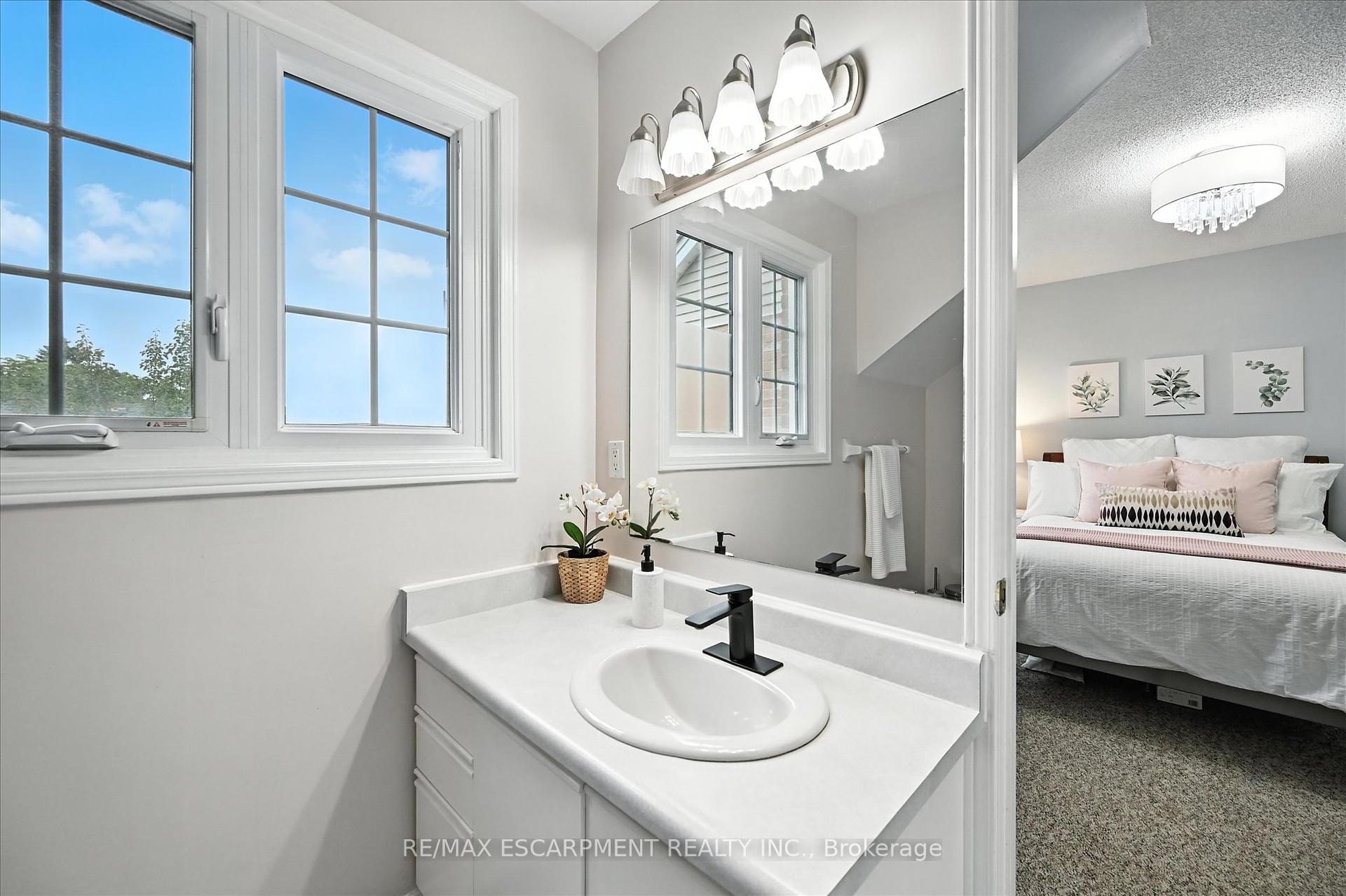 3 Bedrooms Condo at 2110 CLEAVER, Burlington For sale