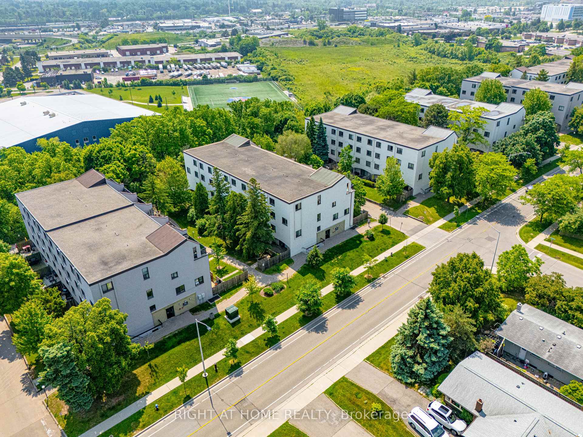 3 Bedrooms Condo at 1058 Falgarwood, Oakville For sale