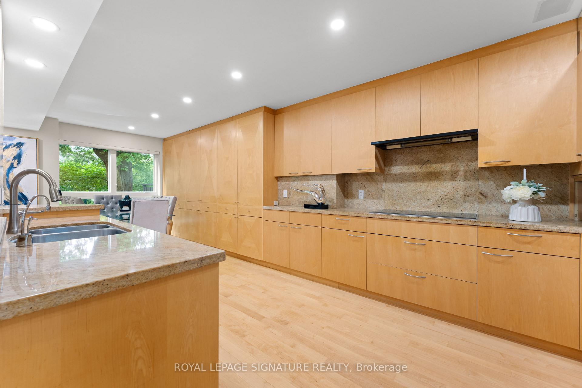 4 Bedrooms Condo at 96 Crimson Mill, Toronto For sale