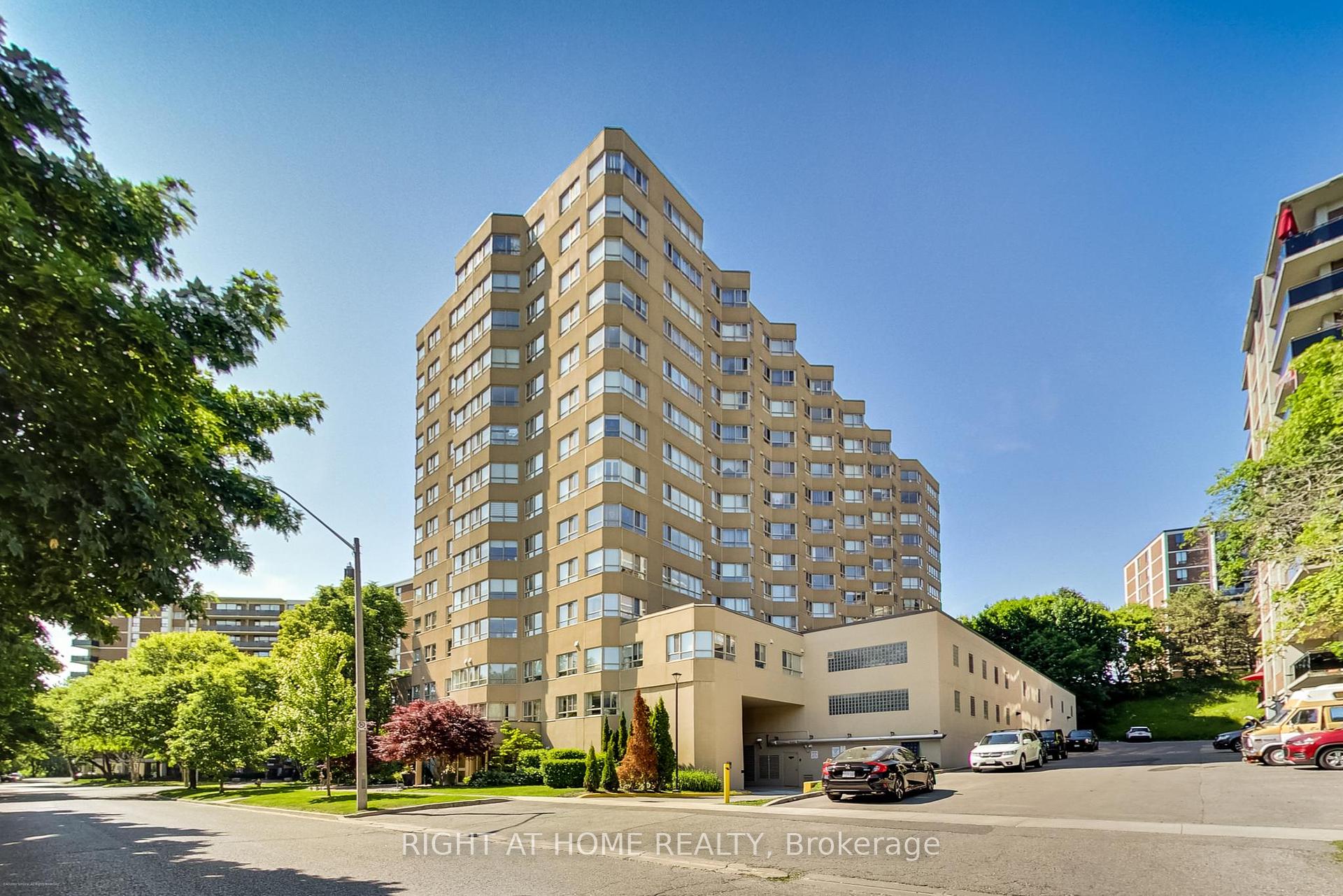 3 Bedrooms Condo at 4 Park Vista, Toronto For sale
