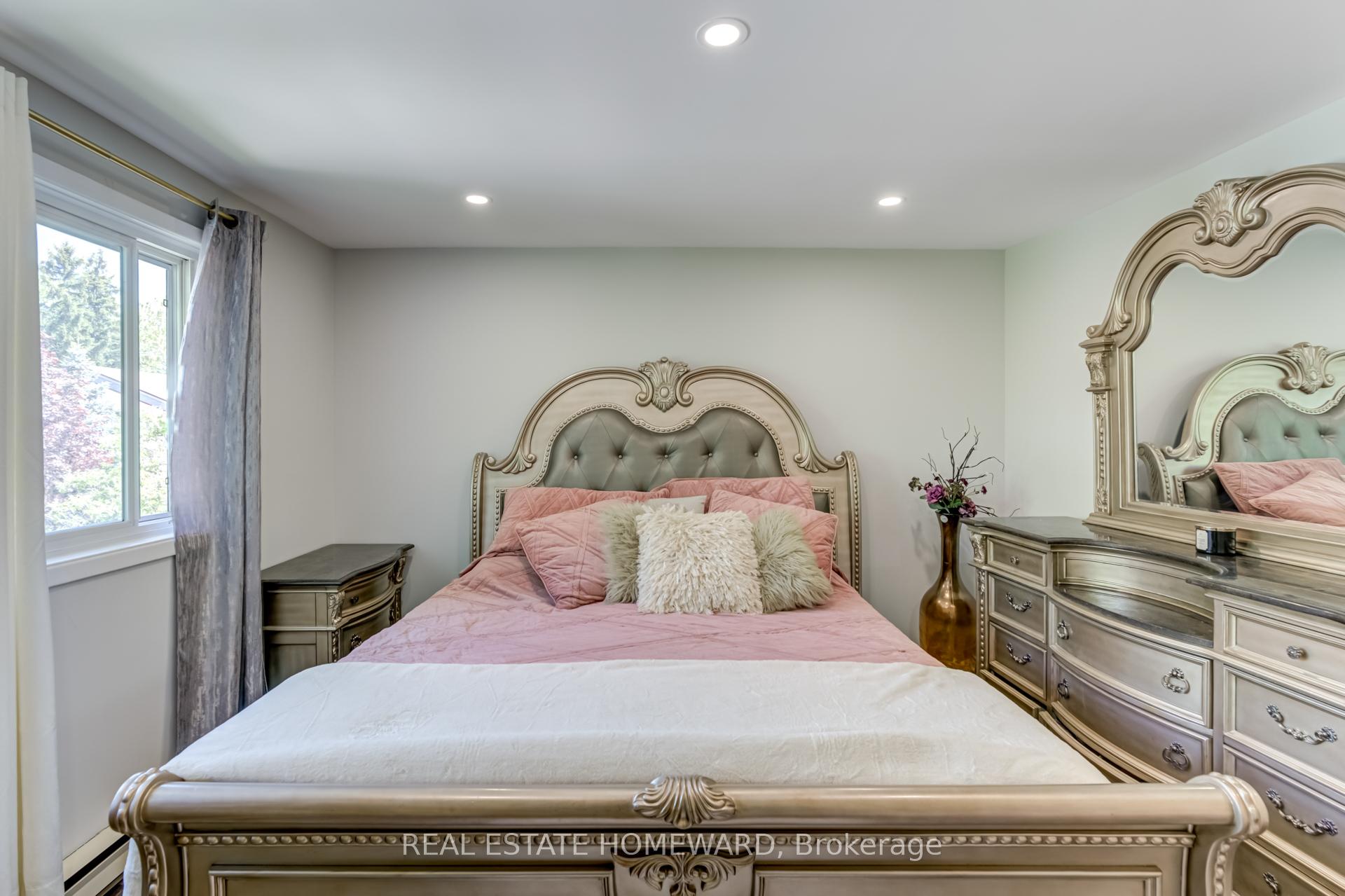 3 Bedrooms Condo at 6540 Falconer, Mississauga For sale